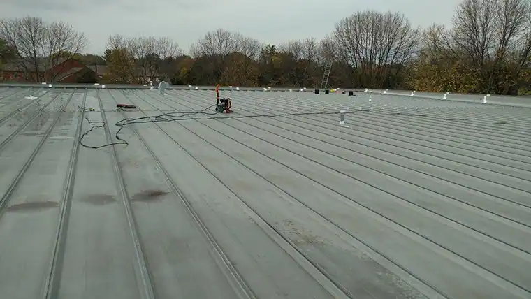 Metal roof deck carrying rooftop units